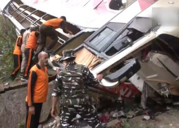 कटरा जा रही बस गहरी खाई में गिरी, 10 की मौत