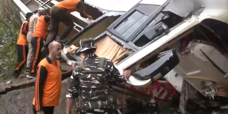 कटरा जा रही बस गहरी खाई में गिरी, 10 की मौत