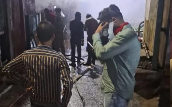 फैक्ट्री से हुई गैस लीक, धुएं के गुबार ने मचाई दहशत