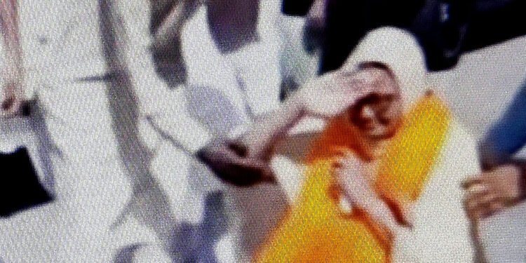 जिस स्थान पर बेटे को गोली मारी गई.उस स्थान पर टेका माथा