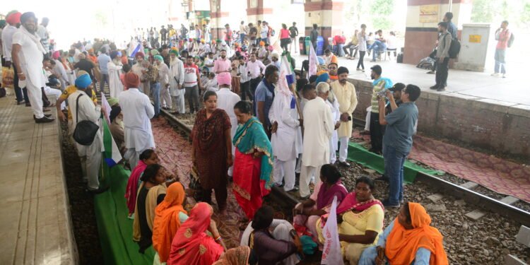 किसानो ने किया रेलवे ट्रैक जाम यात्री हुए परेशांन