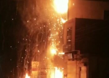 मशहूर सैनेट्री की दुकान पर लगी आग