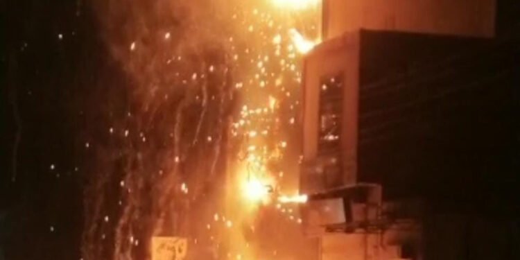मशहूर सैनेट्री की दुकान पर लगी आग