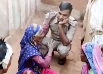 बुजुर्ग महिला को डीएसपी बिठा ले गए अपनी गाड़ी दिलवाया इंसाफ