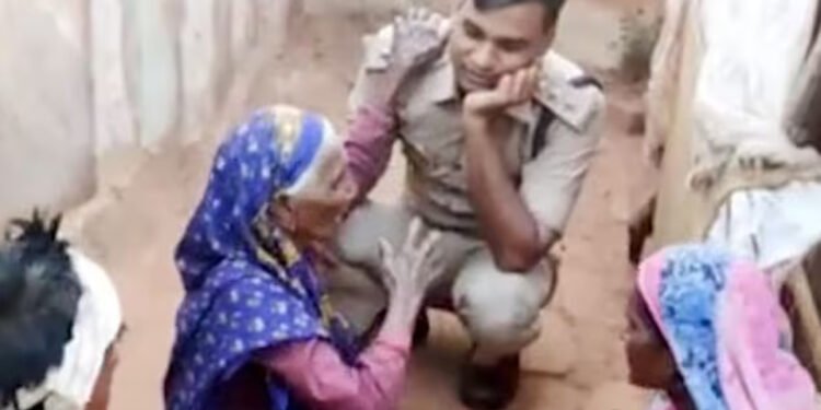 बुजुर्ग महिला को डीएसपी बिठा ले गए अपनी गाड़ी दिलवाया इंसाफ