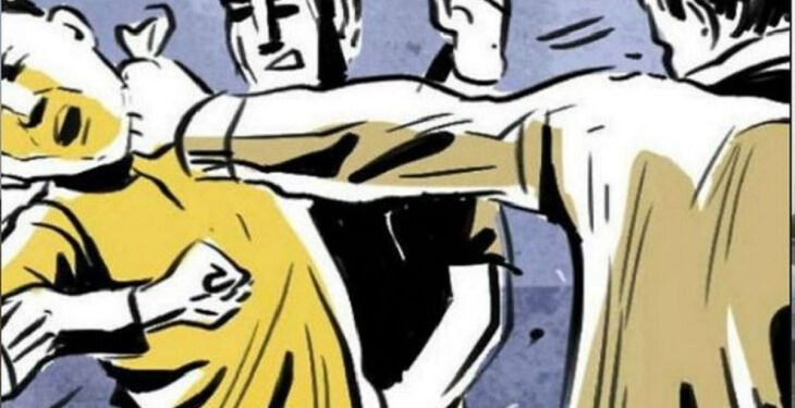 हाजिरी पूरी न करने पर छात्रों ने मिलकर प्रोफेसर को पीटा