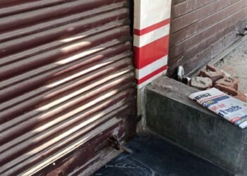 100 मीटर पर नाका 200 मीटर पर थाना फिर भी उडा ले गए लाखो की सिगरेट