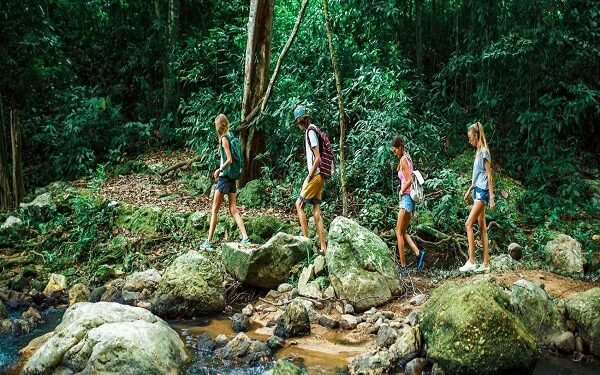 विमान क्रेश के दो सप्ताह बाद मिले 4 जीवित बच्चे