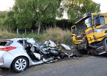 भीषण सड़क हादसा, ट्रक से जा टकराई कार; 3 लोगों की हुई मौत