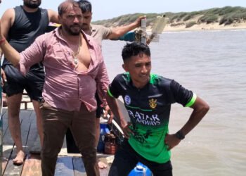 समुद्र में कूद गए बीजेपी विधायक, तीन की जान बचाई ,1 की मौत