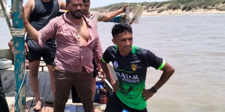 समुद्र में कूद गए बीजेपी विधायक, तीन की जान बचाई ,1 की मौत
