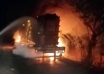 हाइड्रोजन सिलेंडरों से भरे ट्रक में लगी आग देखे वीडियो