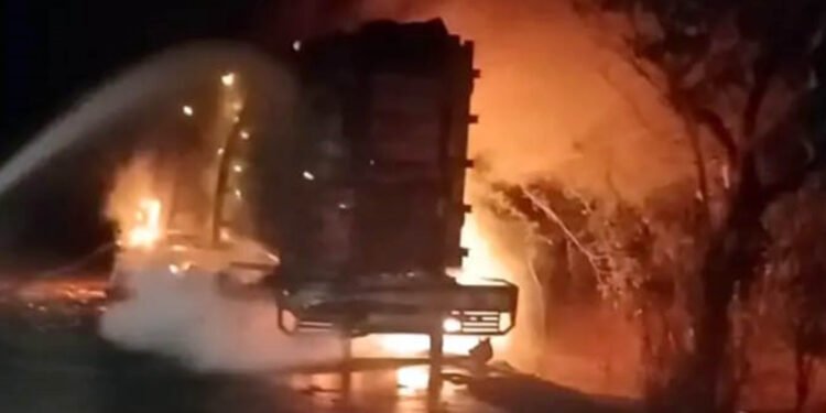 हाइड्रोजन सिलेंडरों से भरे ट्रक में लगी आग देखे वीडियो