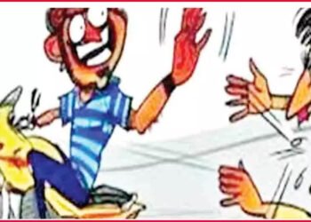 आंखों में मिर्ची डाल,जख्मी कर लूटे लाखो