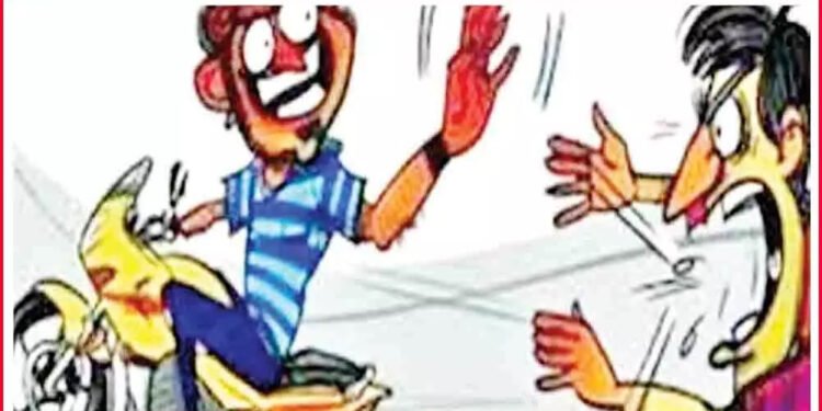 आंखों में मिर्ची डाल,जख्मी कर लूटे लाखो