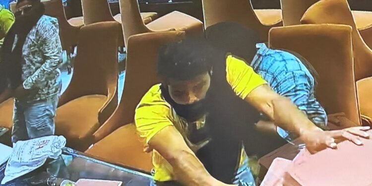 अपरधियों ने पुलिस के सुरक्षाचक्र को भेदकर कर जनता की नाक में कर रखा है दम