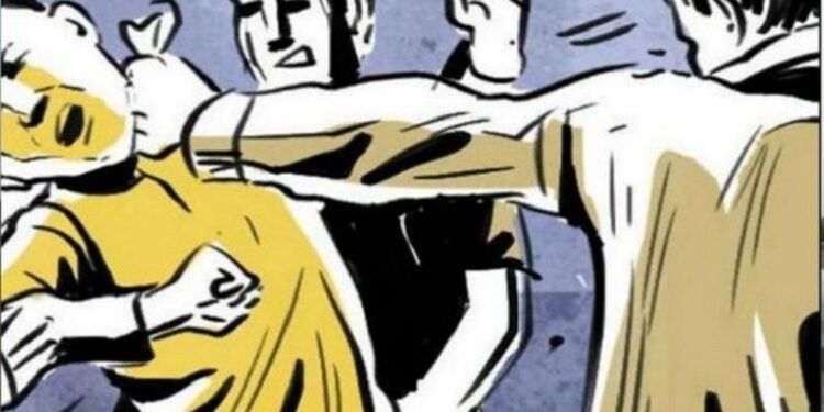 रेहड़ी लगाने वाले युवक को कुछ अज्ञात युवकों ने जमकर पीटा