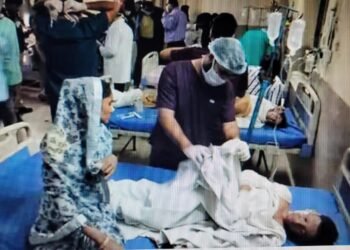 A major accident took place during Shiv Baraat in Kota, Rajasthan. 15 children got burnt due to electric current. He was immediately taken to the hospital.