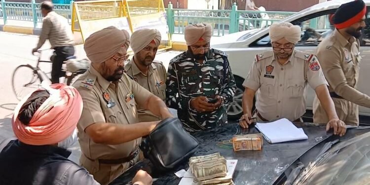 जालंधरः स्काईलार्क चौंक के पास फगवाड़ा गेट के व्यापारी से 5 लाख रुपए किए बरामद