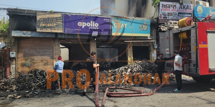 जालंधर धु-धु कर जला टायर गोदाम