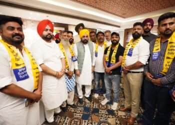 जालंधर में आम आदमी पार्टी में अकाली नेता सुभाष सोंधी अपने साथियों के साथ हुए आप में शामिल