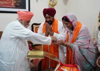 Jalandhar: जीत के बाद डेरा संचखंड बल्लां में नतमस्तक हुए चन्नी, समर्थकों ने काटा केक