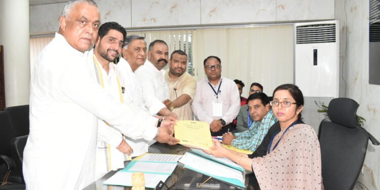 भाजपा उमीदवार शीतल अंगुराल ने भरा नामांकन