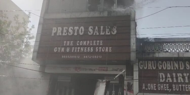 जालंधर: Presto Sales में लगी आग