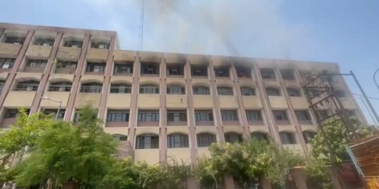 जीएसटी भवन के पांचवीं मंजिल में शार्ट सर्किट से लगी आग