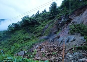 यात्रियों से भरी दो बसें  नदी में बह गईं,63 यात्री थे सवार