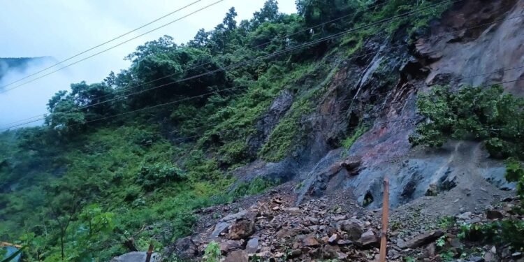 यात्रियों से भरी दो बसें  नदी में बह गईं,63 यात्री थे सवार