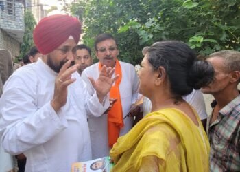 पूर्व पार्षद पवन कुमार व सांसद चन्रजीत चन्नी ने सुरिंदर कौर के हक़ में किया प्रचार।