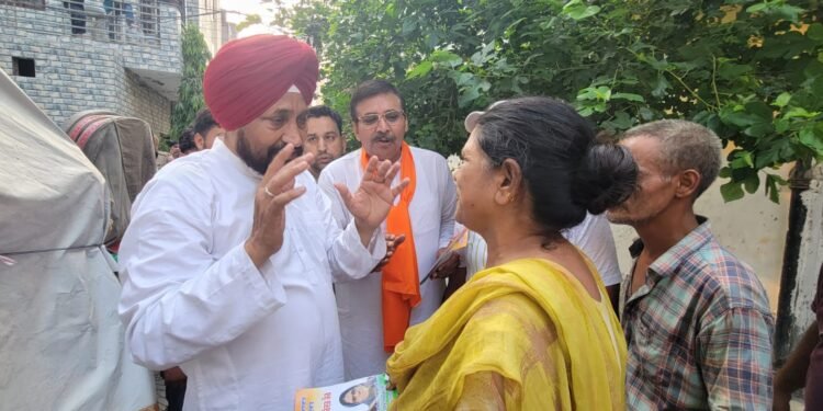 पूर्व पार्षद पवन कुमार व सांसद चन्रजीत चन्नी ने सुरिंदर कौर के हक़ में किया प्रचार।